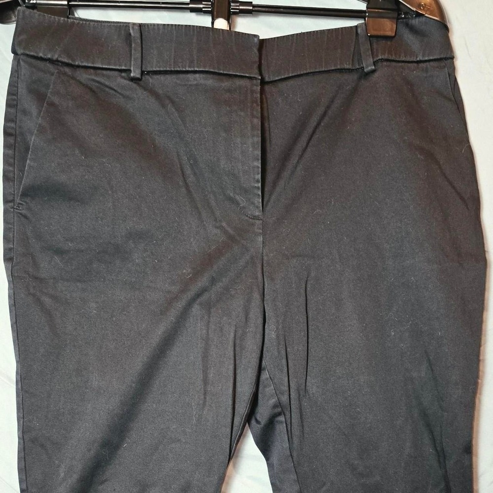 Chico's black dress pants with pleats and‎ belt loops. Size: 2.5"